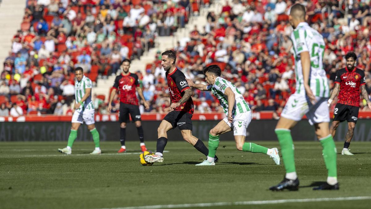 Sergi Darder controla un balón ante un jugador del Betis