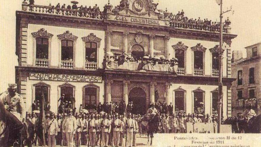 La Casa Consistorial durante unos festejos en 1911, con el público asomado a la balconada superior.