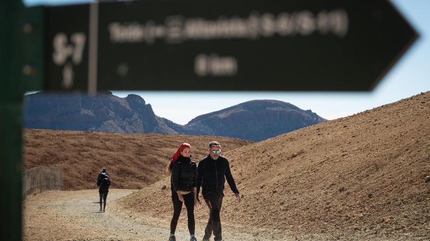 Otras 25 personas tienen que ser rescatadas en el Teide, tres de ellas con hipotermia