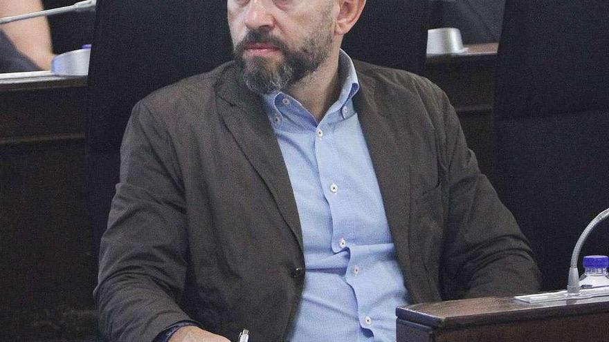 El portavoz del gobierno y edil de Limpieza, José Araújo, durante el pleno que se celebró ayer. // Iñaki Osorio