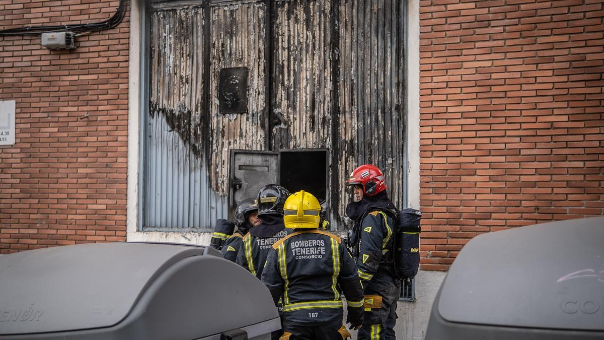 Voraz incendio en un edificio de la calle Salamanca de Santa Cruz de Tenerife