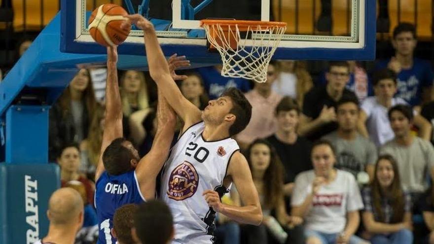 Jaume Vallès pone un tapón durante un partido de LEB Plata