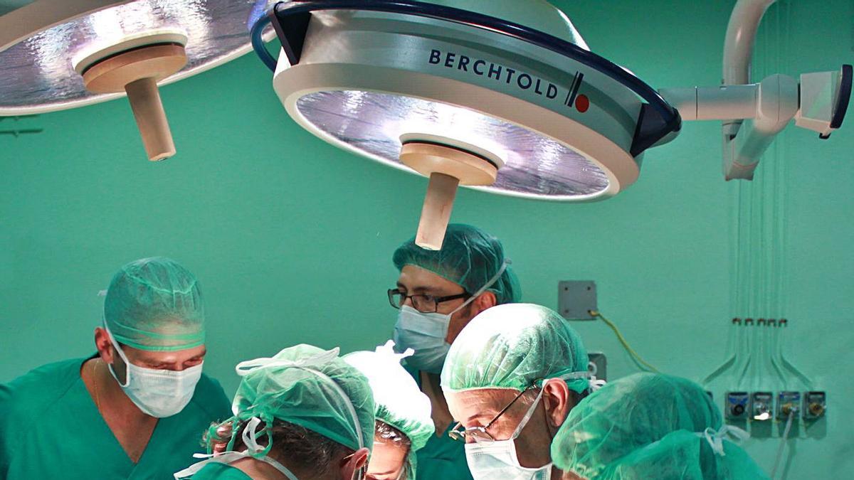 Un equipo médico realiza una operación en un quirófano, en imagen de archivo. | INFORMACIÓN