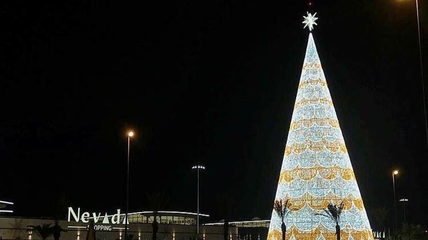 El árbol de Navidad más grande de Europa, en la entrada del Centro Comercial Nevada en Armilla.