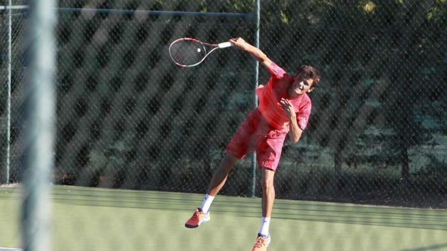 Bogdgan Didenko realiza un saque, ayer, en las pistas del club Santo Domingo. // Jesús Regal