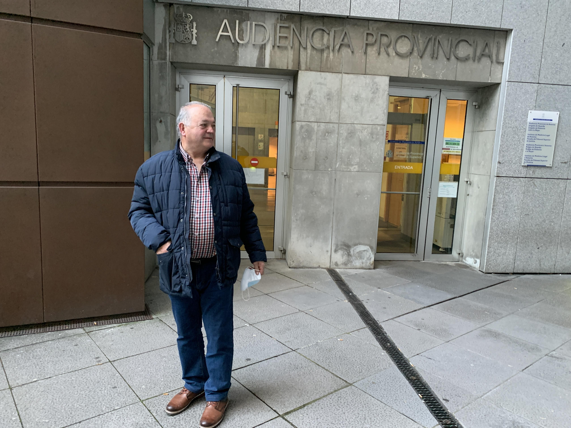 Cándido Vega, saliendo de la Audiencia Provincial de Oviedo en 2022.