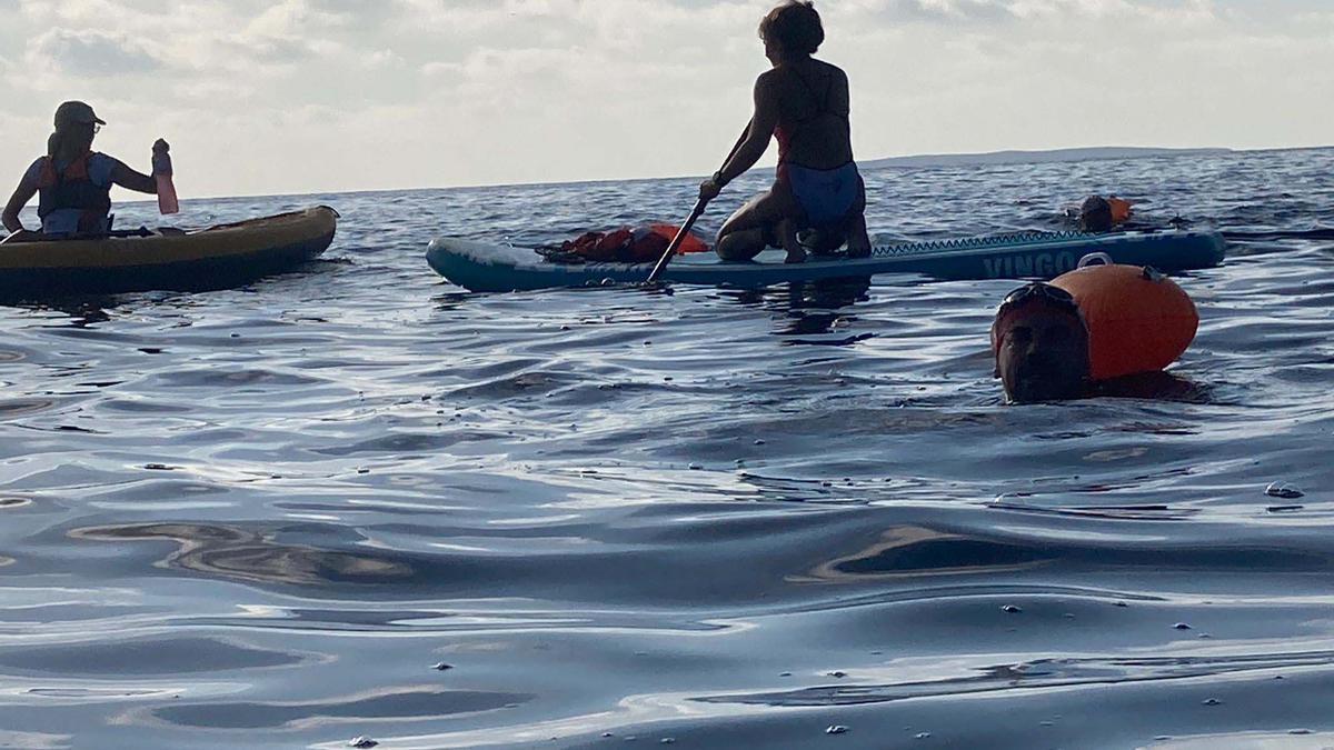 El paratriatleta Javier Vergara cumple con éxito su reto de 5km de natación por una causa benéfica