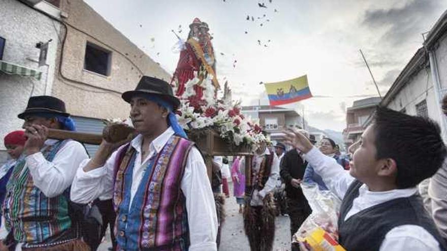 Ecuatorianos con la Virgen del Quinche