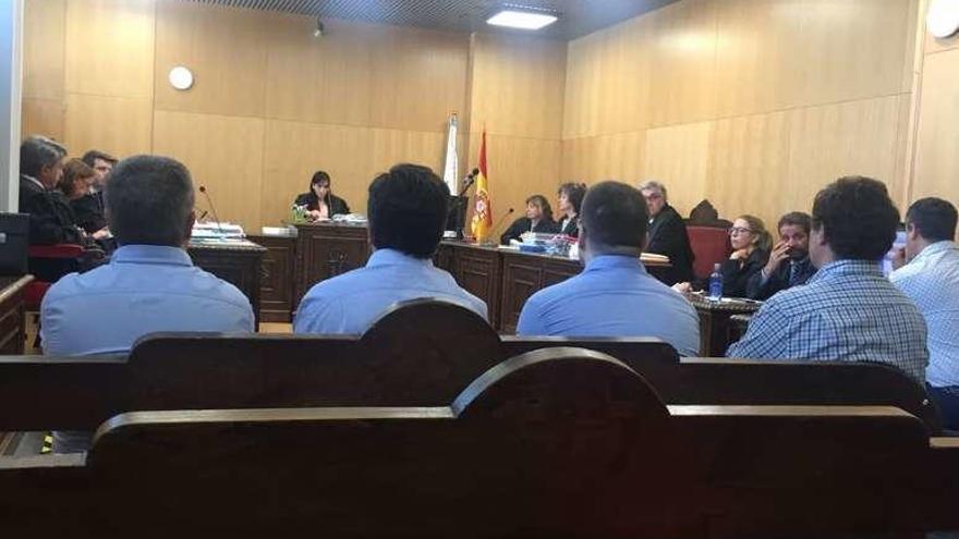 Los 4 acusados y una decena de abogados, antes del acuerdo. // FdV