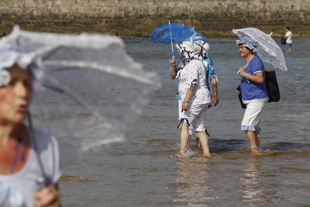 Mujeres de La Corredoria (Oviedo) que acuden a bañarse a la playa de San Lorenzo