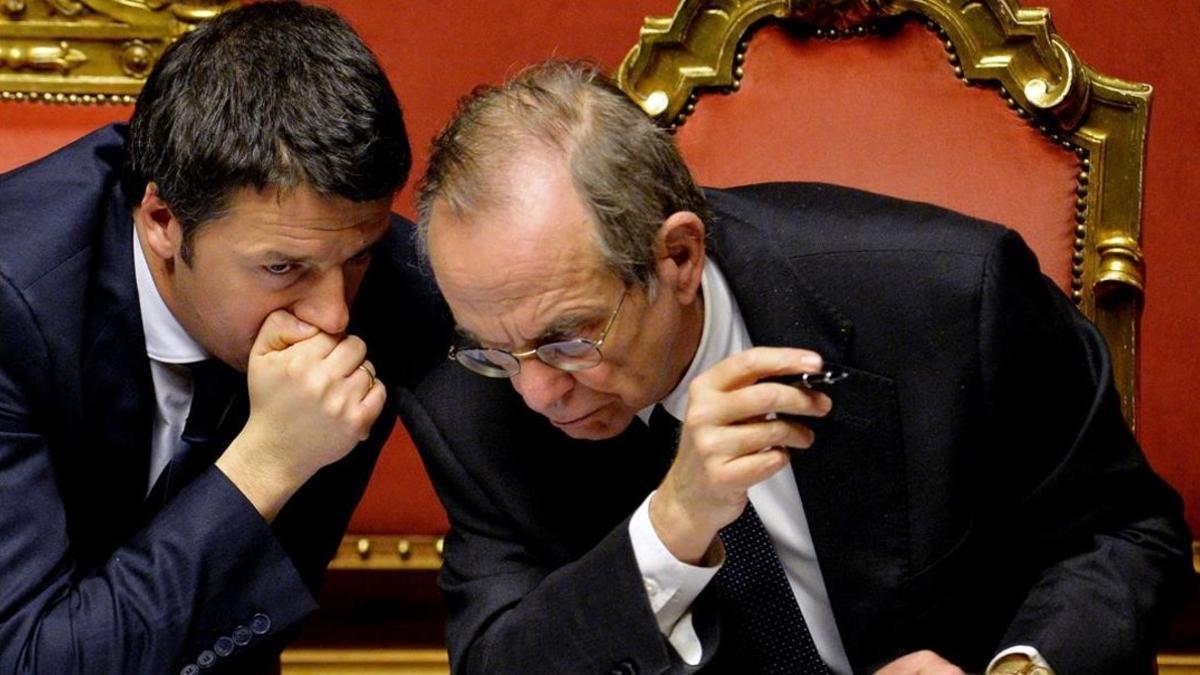 Renzi (izquierda) habla con el ministro de Economía, Pier Carlo Padoan, durante un debate parlamentario en el Senado, el 24 de febrero del 2014, en Roma.