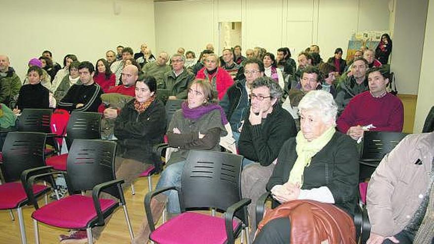 Público asistente a la charla que se celebró en Navia el sábado por la noche.