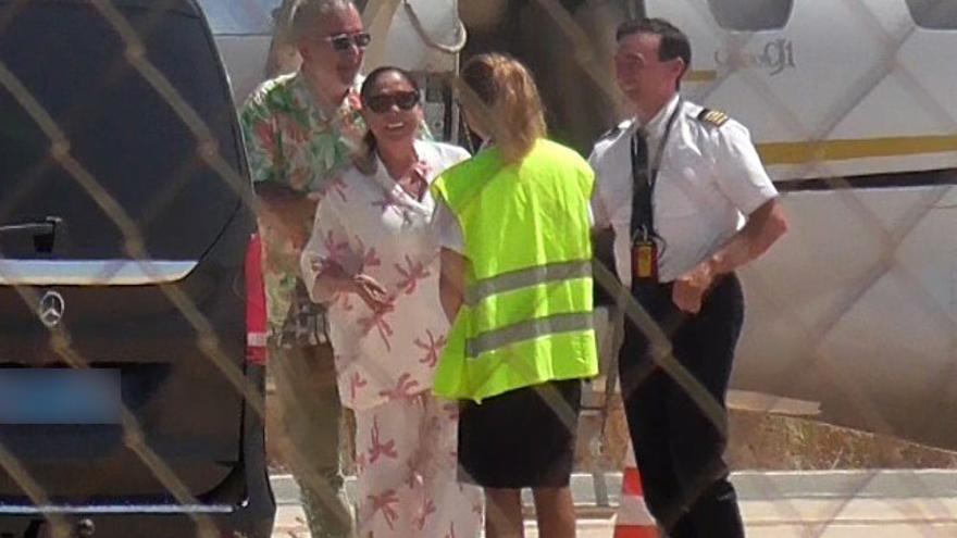 Agustín Pantoja e Isabel Pantoja a su llegada a Murcia.