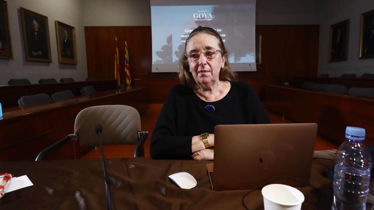 Manuela Mena, en el Museo de Zaragoza, antes de comenzar su conferencia sobre Goya.