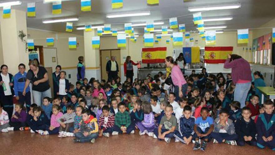 Los escolares del colegio de Valsequillo en una foto de familia. | lp / dlp