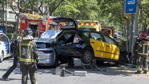 Accidente de tráfico en la Gran Vía con Viladomat entre un taxi y un turismo