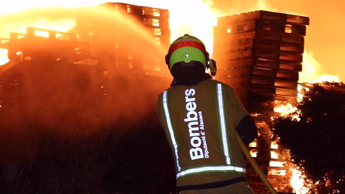 Arde una empresa de palets de madera en la Cañada del Fenollar