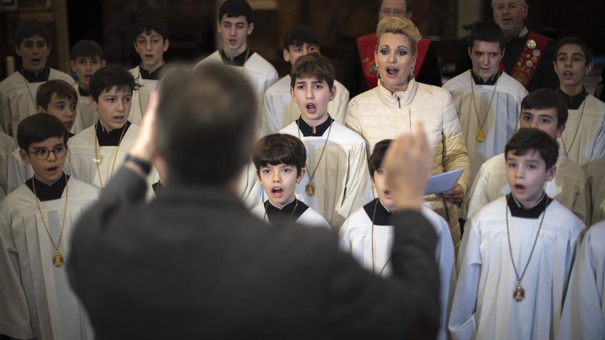 Ainhoa Arteta canta a los pies de la Virgen de los Desamparados