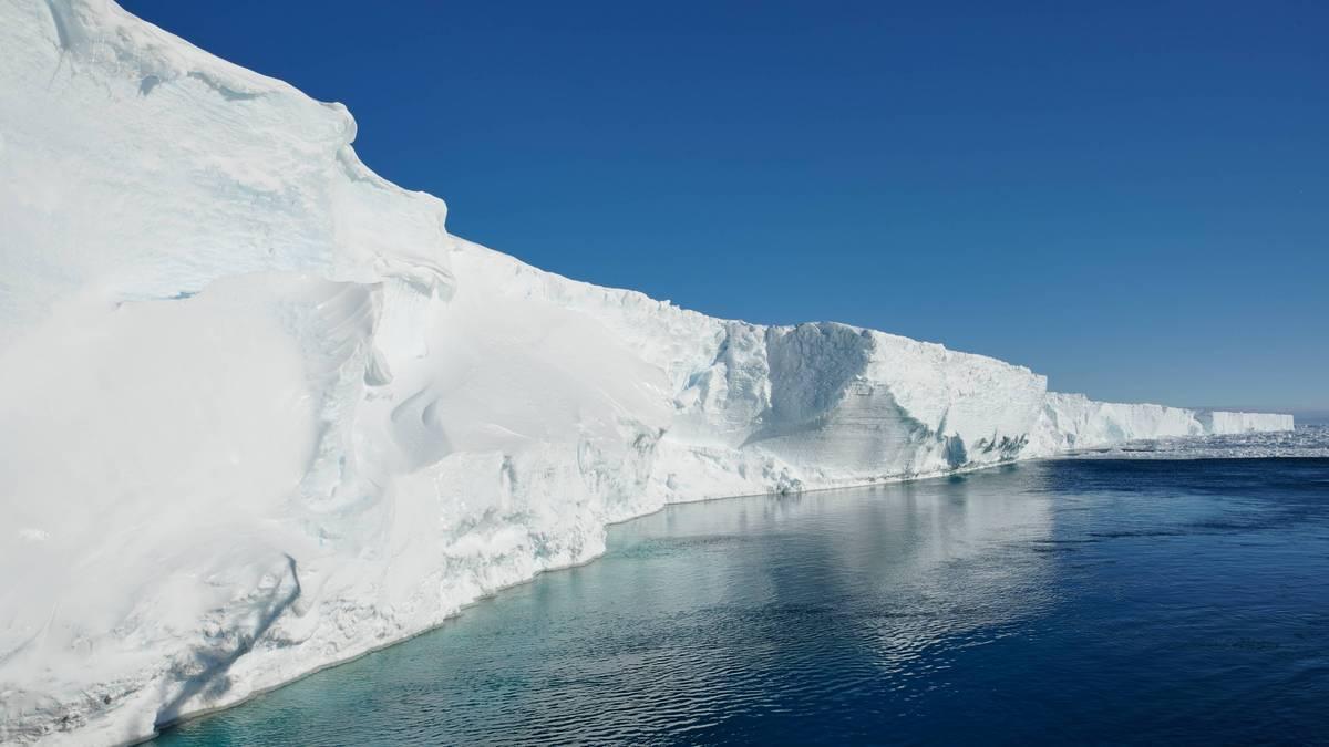 Borde de la plataforma de hielo de Ekstrom, amanazada por la actividad humana.