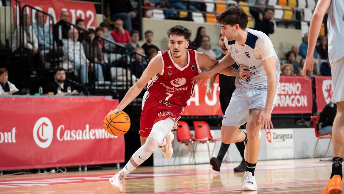 Álex Moreno trata de marcharse de un defensor en el Casademont-Joventut U22.