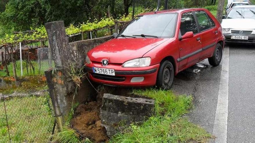 El Peugeot pegado al muro que tiró.