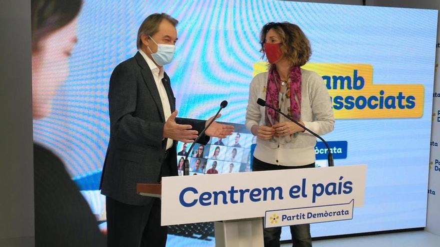 L&#039;expresident de la Generalitat, Artur Mas, i la candidata, Àngels Chacón, en una imatge d&#039;arxiu