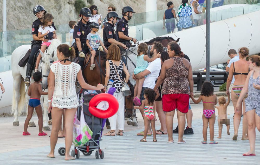 Los agentes se convierten en una atracción para los niños que se fotografían con ellos.