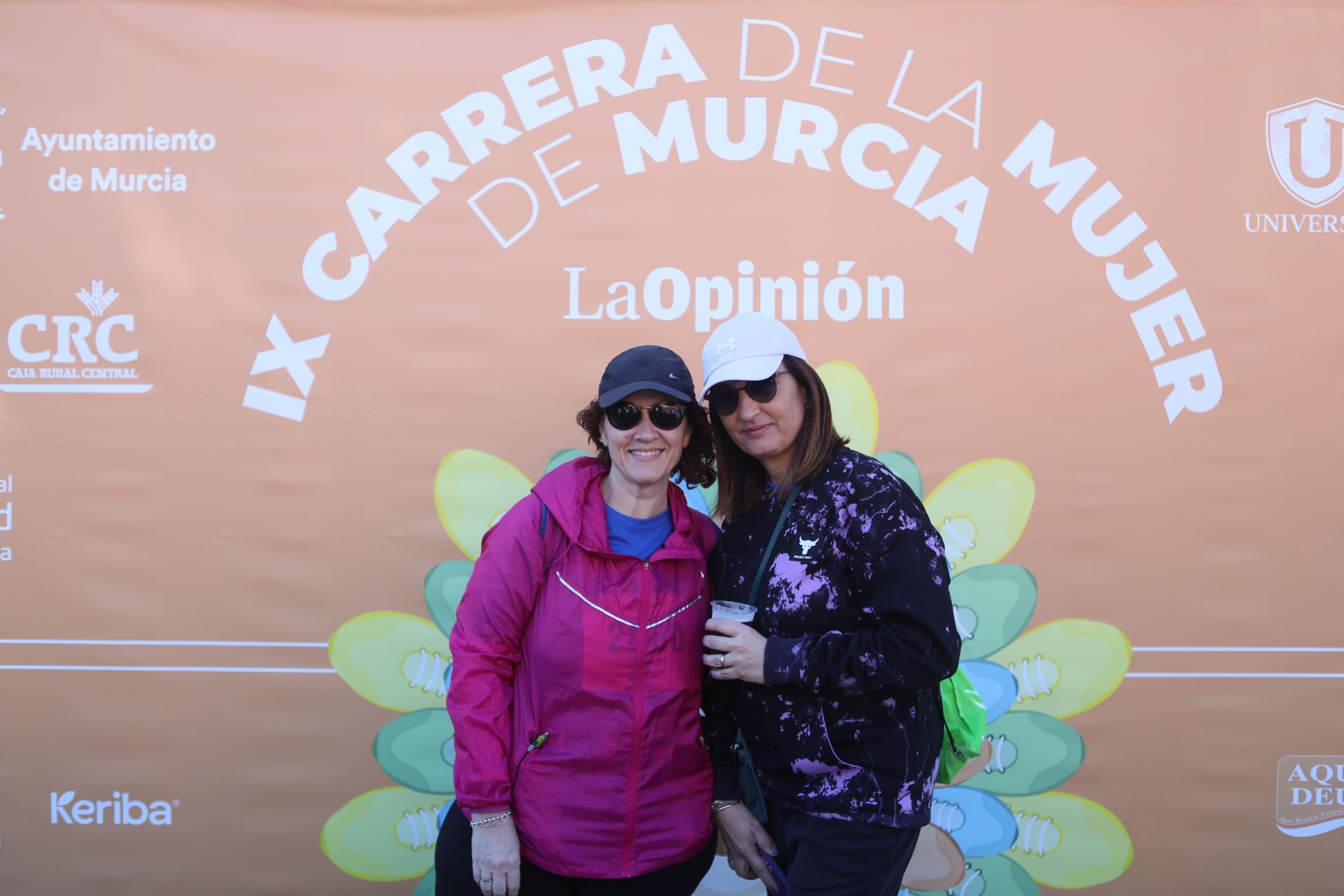 Las participantes posan en el photocall tras finalizar la Carrera de la mujer de Murcia