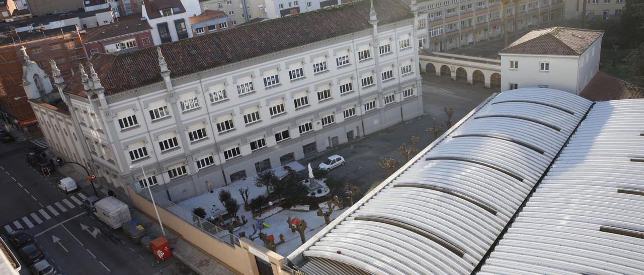 Vista aérea del colegio Patronato San José, en el cruce de la calle Los Ángeles con la avenida Hermanos Felgueroso. | Ángel González