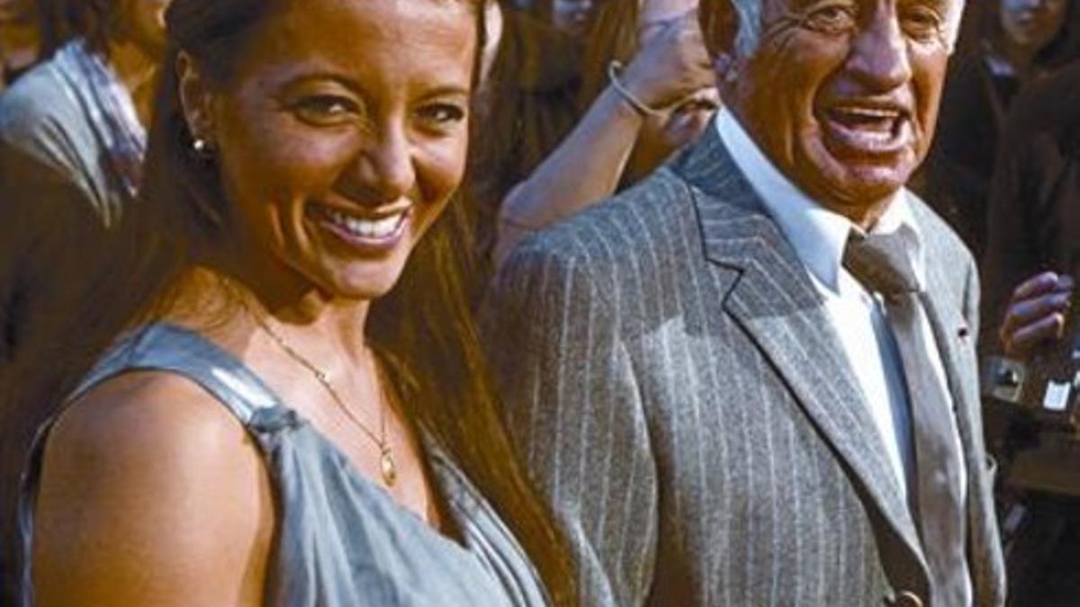 Jean-Paul Belmondo y su novia, la exchica playboy Barbara Gandolfi, en París, el pasado septiembre.