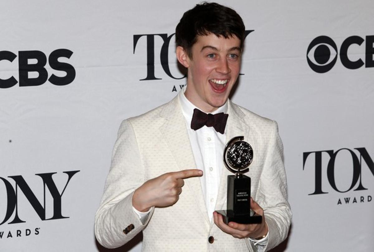 Alex Sharp, amb el seu Tony com a millor actor per ’The curious incident of the dog in the night-time’.