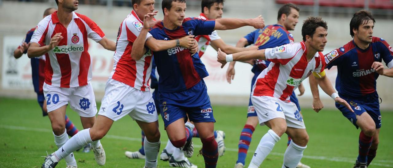 David Cañas, durant la seva etapa en el Girona, agafa Añibarro durant un partit a Eibar.  | FELIX MORQUECHO