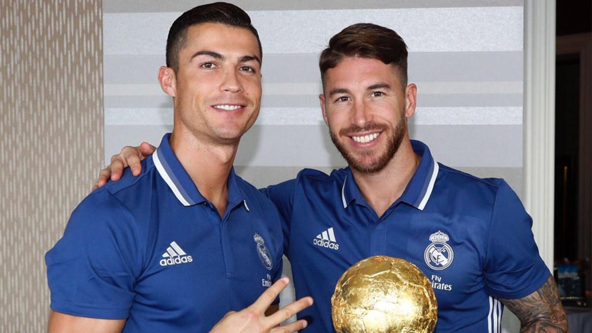 Sergio Ramos y Cristiano posaron junto al dulce Balón de Oro