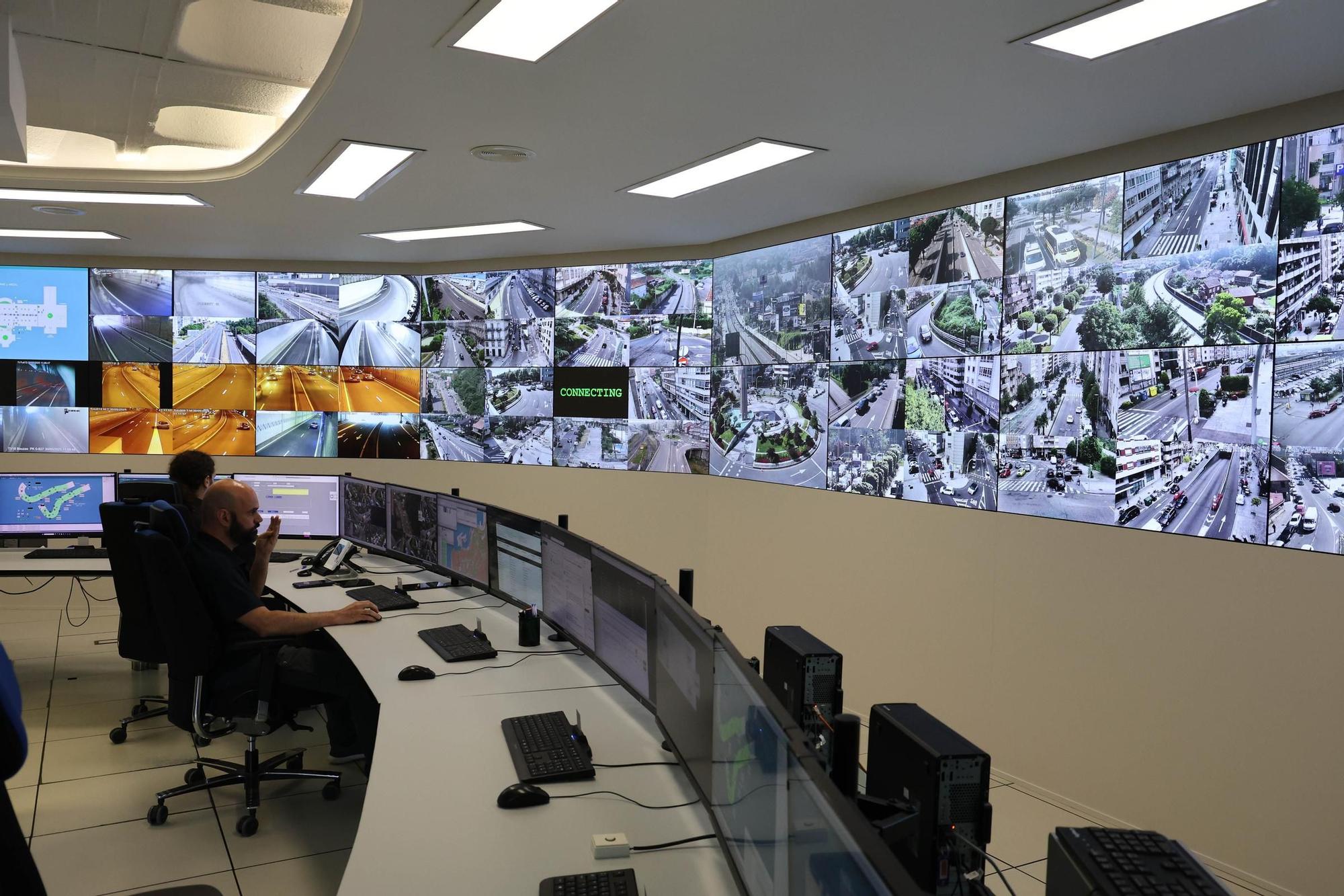 Visita a la sala de gestión de Movilidad del Concello de Vigo