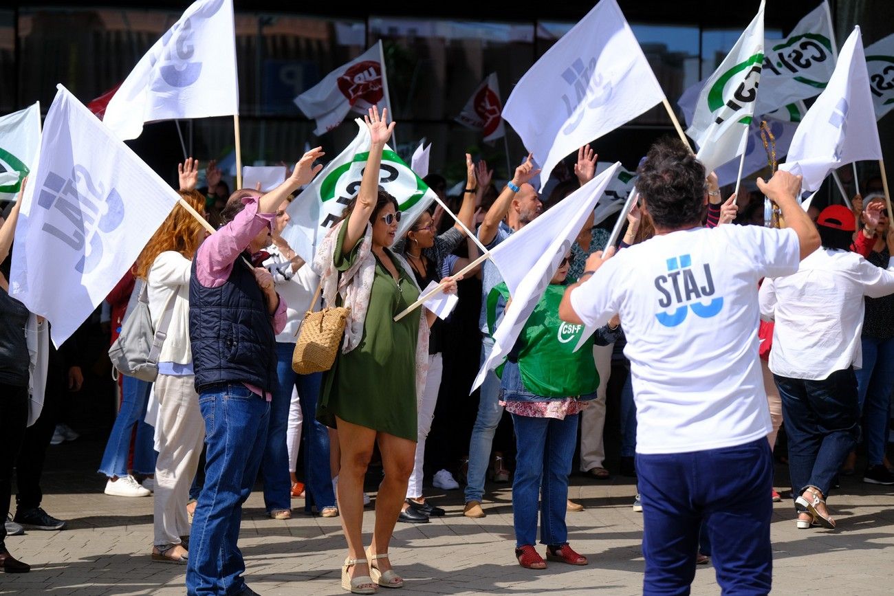 Concentración de los cuerpos judiciales ante la Ciudad de Justicia de Las Palmas de Gran Canaria