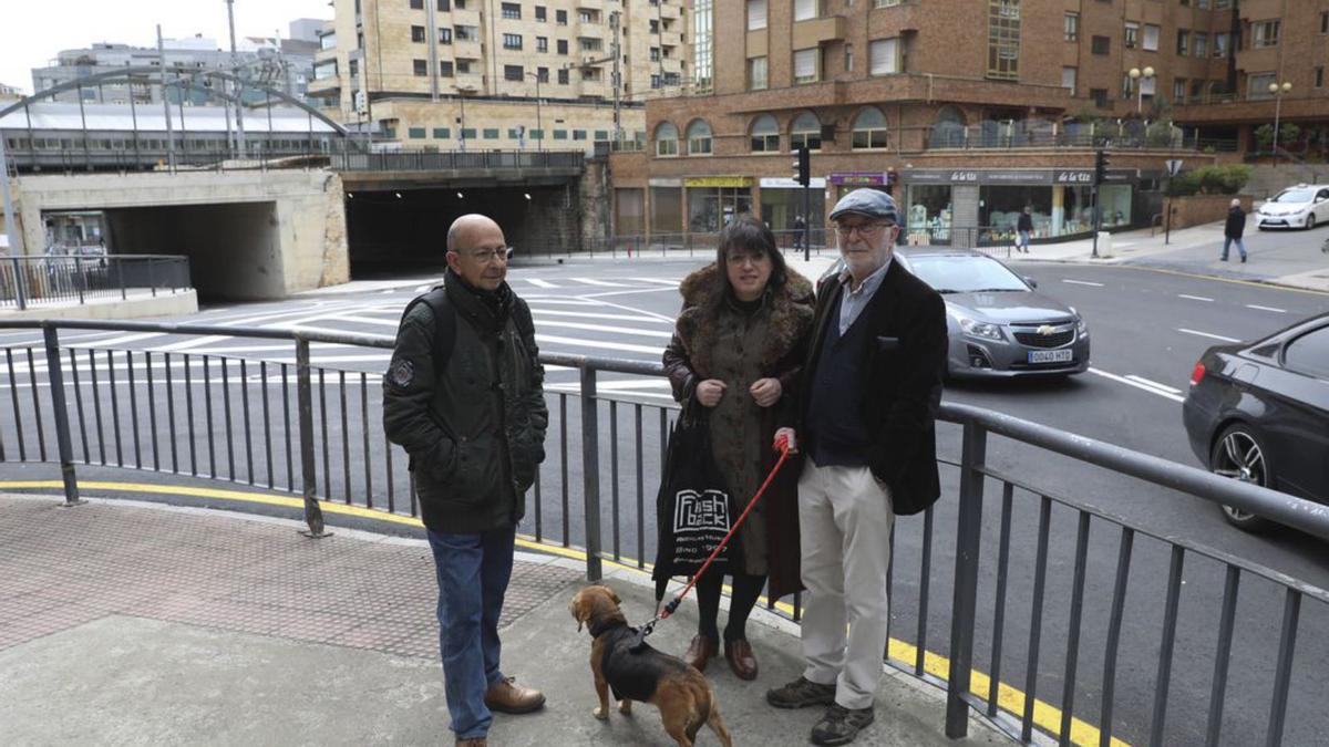 Faustino Montoya, Rosa Sánchez y su padre, José Sánchez, con la perra «Telva», en las inmediaciones del puente.