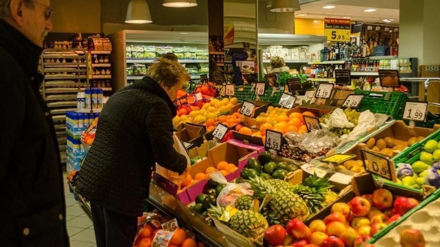 Una mujer comprando en un supermercado.