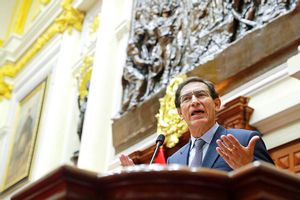 ACTUALIZA INFORMACIÓN***AME7019. LIMA (PERÚ), 09/11/2020.- Fotografía cedida por la Presidencia del Perú donde se observa al presidente peruano, Martín Vizcarra, durante un discurso en el que expone su defensa ante el Congreso hoy, en Lima (Perú). El Congreso de Perú depuso este lunes al presidente Martín Vizcarra, después de que el pleno del Parlamento lo declarara incapaz moral en el juicio político abierto en su contra y decretara su destitución. En la votación se superó el umbral de 87 votos necesario para hacer efectiva su salida. EFE/Juan Pablo Azabache/Presidencia Perú/ SÓLO USO EDITORIAL/NO VENTAS