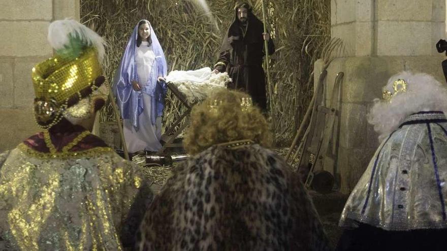 Sus majestades de oriente rinden pleitesía a la Virgen María, al Niño y a San José.