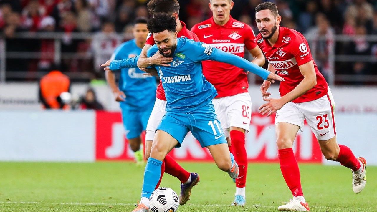 Claudinho, del Zenit, defendido por tres jugadores del Spartak, este fin de semana.