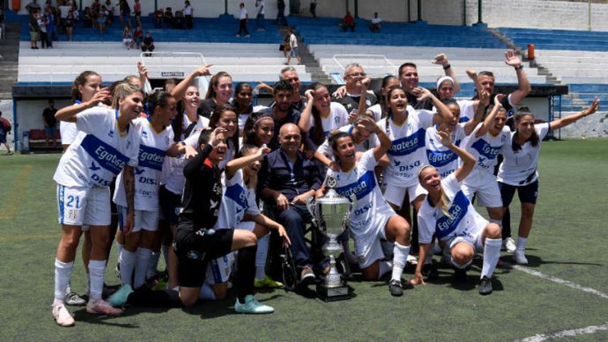 Las jugadoras del UDG Tenerife B, con Toni Ayala y la Copa de campeón.