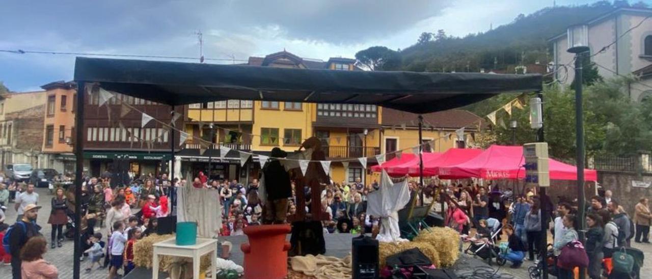 La plaza de Requejo, con la celebración de Samaín.