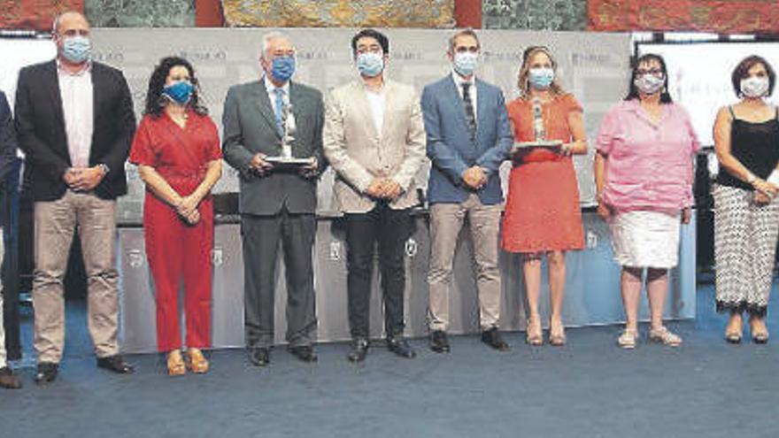 Premiados y representantes del Cabildo y de Fifede, tras finalizar el acto.