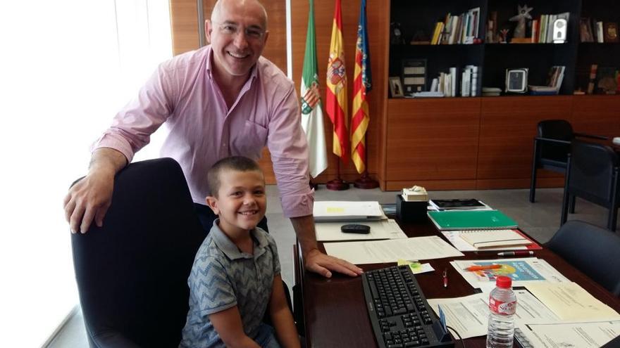 El alcalde con el joven campeón en la recepción