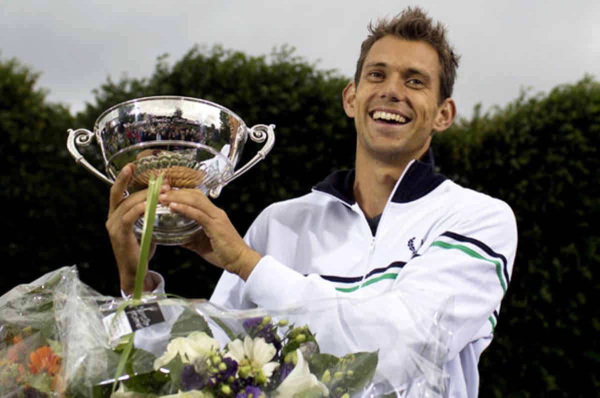 El tennista danès Frederik Nielsen, guanyador de la final masculina de dobles de Wimbledon, a l’arribar a Copenhaguen amb el trofeu.