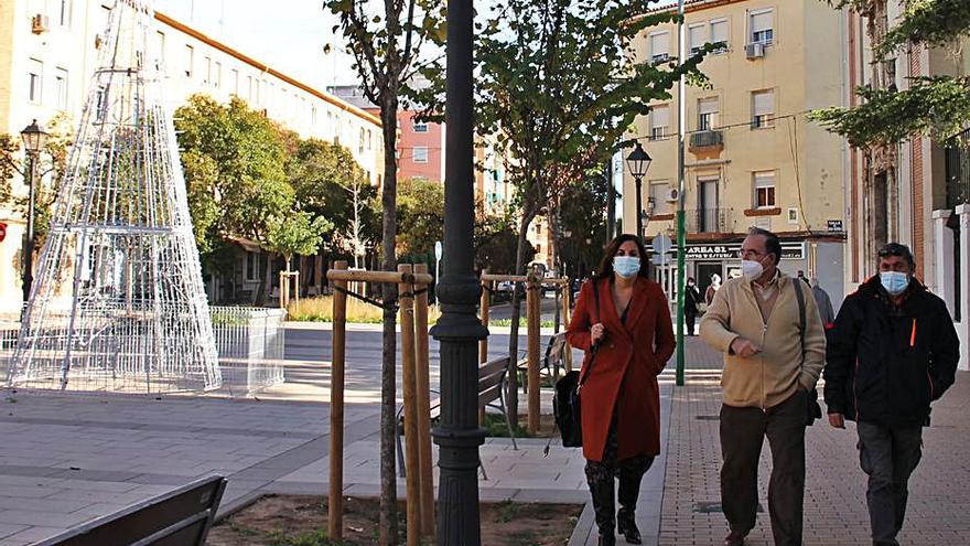 Sandra Gómez, junto al árbol de Navidad de la plaza. | LEVANTE-EMV