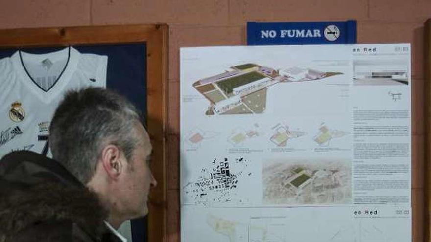 Un vecino contempla uno de los paneles informativos del proyecto, en el polideportivo de Piedras Blancas.