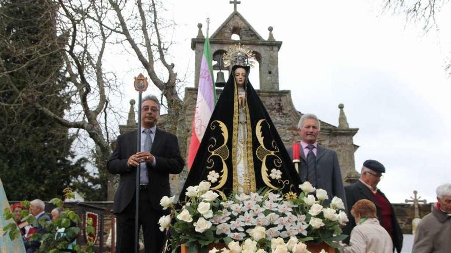 La Virgen de la Soledad durante la romería fronteriza.