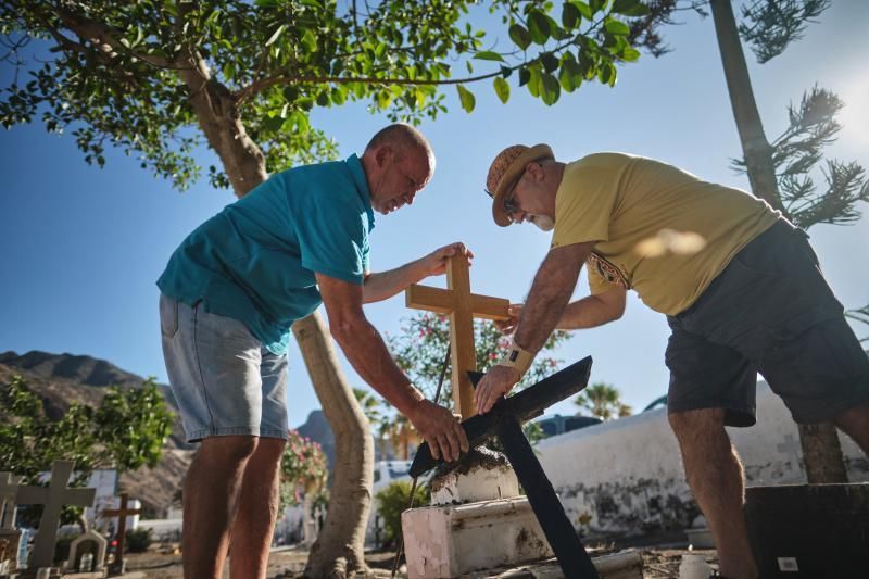 Cruces nuevas en el cementerio viejo de San Andrés