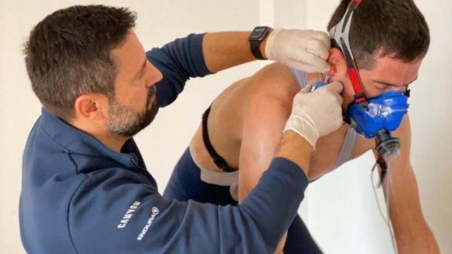 Mikel Zabala trabaja con un ciclista.